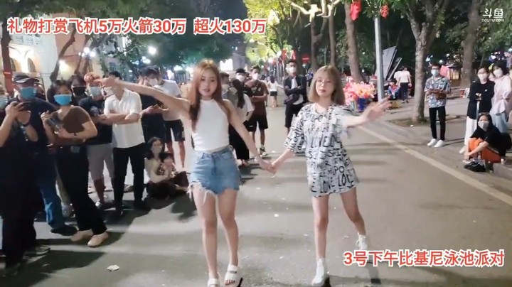 美女大海带着小白跳舞很可爱啊