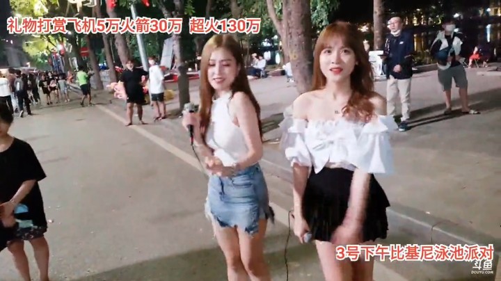 美女大海和可爱多在唱歌，印度阿三小哥来拍视频很开心啊