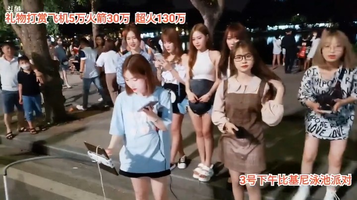 美女小七在街边唱歌很好听啊
