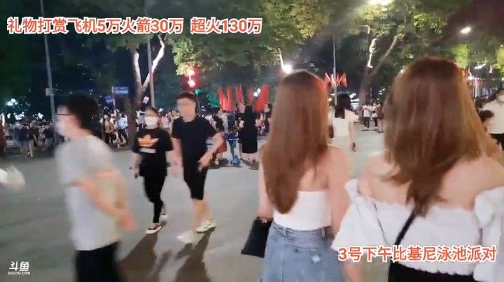面条带着美女去步行街找地方唱歌