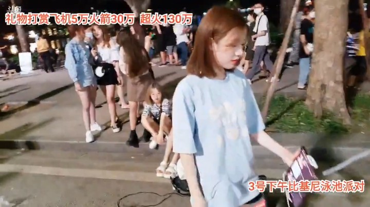 美女小七一个人独舞表演好可爱啊