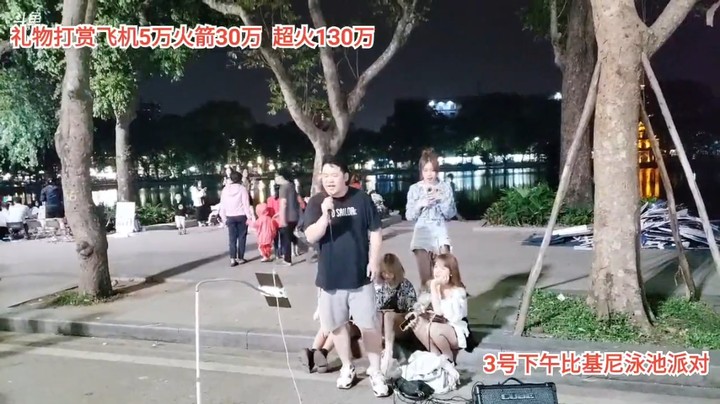 面条演唱经典老歌很好听啊，对面女孩看过来啊