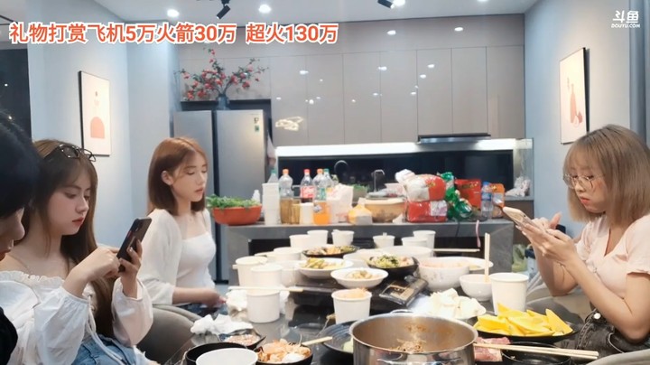 今天小七穿的很漂亮，非常迷人啊