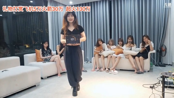 美女小舞拉票后大海开始唱歌
