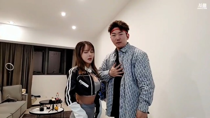小王哥和两个美女一起玩游戏，小王哥还是会玩啊