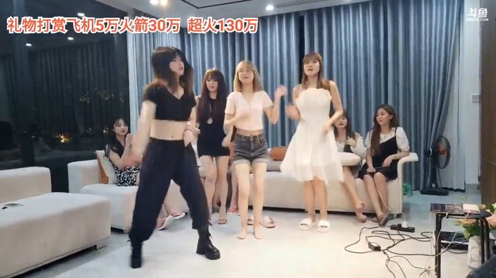 舞蹈美女小舞表演跳舞很精彩，还带小白可爱多跳舞