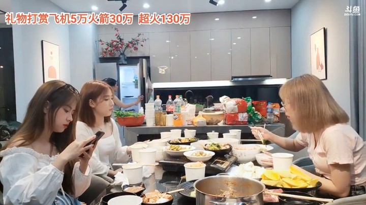 美女一起吃美食，小白很能吃啊，关键身材还很苗条