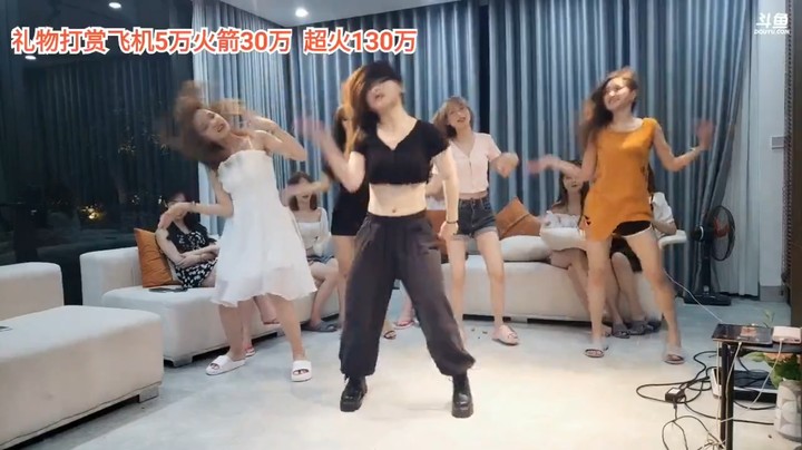 美女小舞教大家跳舞，大海和可爱多搞笑啊
