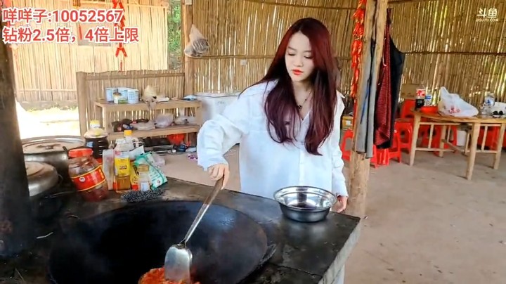 12点了，浩哥让美女咩咩子做饭，看起来有点费劲啊