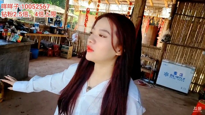浩哥看美女咩咩子做辣椒炒肉，肉比辣椒多，好赞
