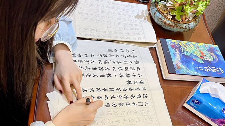 我那是喝可乐嘛？我那是把可乐捧在手心！
