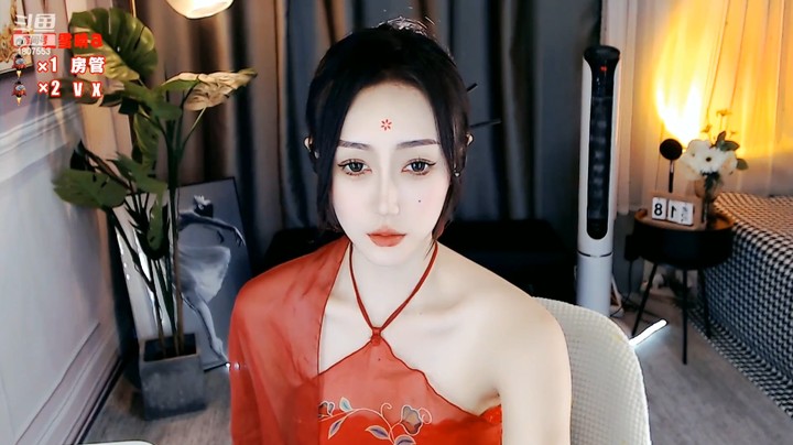 夏雪晴美女小姐姐今天这身红衣服很妩媚，好看啊
