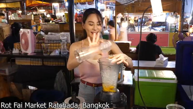 泰国夜市里的网红摆摊卖沙冰，在中国都有超高人气，生意好到排长队！ - 1.THE MOST BEAUTIFUL STREET FOOD VENDOR (Av95