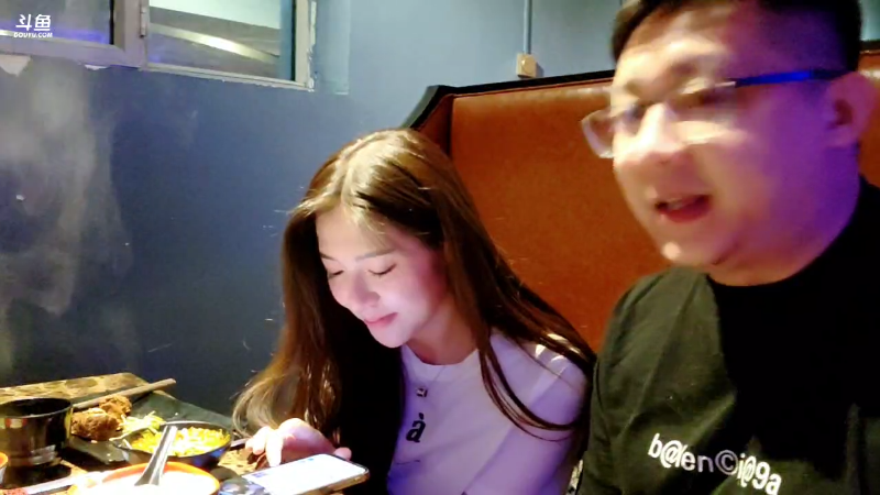 明知道骗她还要跟他在一起，现在大部分的女人看钱不看人，呵呵！