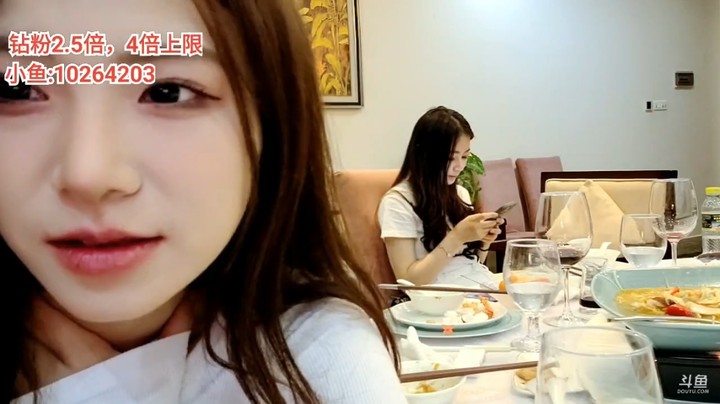 浩哥走了，美女小鱼过来聊天真好看啊