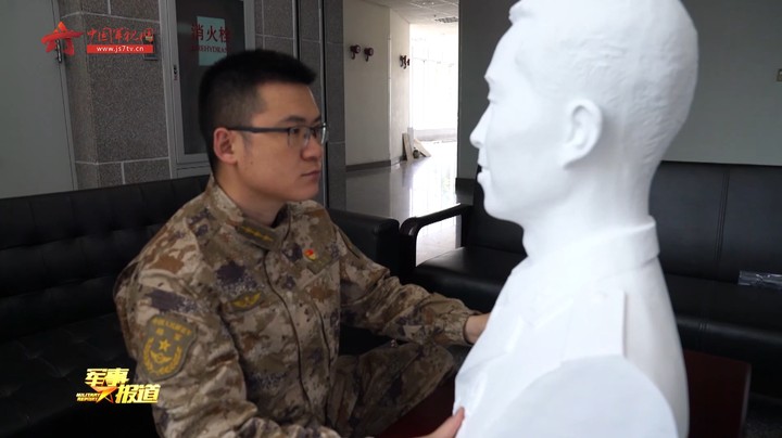 【青春与青春对话】边防连长杜鹏飞手机里永久保存着战友的照片