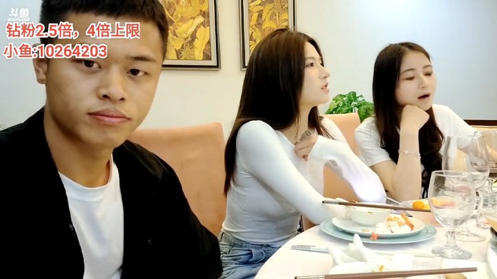 浩哥和美女吃完饭开始聊天，小七还能喝