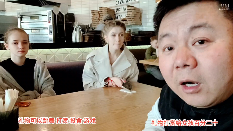 后面的小男孩为啥跪着吃饭