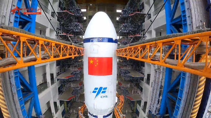 天舟四号货运飞船船箭组合体顺利垂直转运至发射区