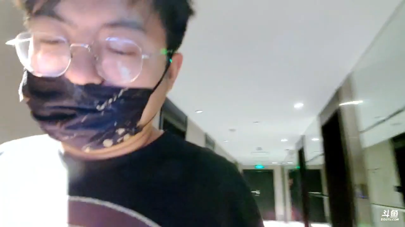 我在斗鱼看火力堂主直播户外