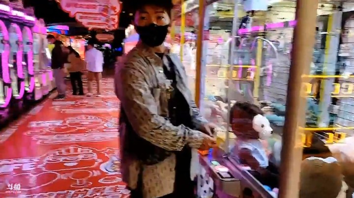 小王哥玩娃娃机一直想抓一直失败，垫刀啊