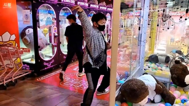 小王哥没有抓出娃娃，然后和美女走了