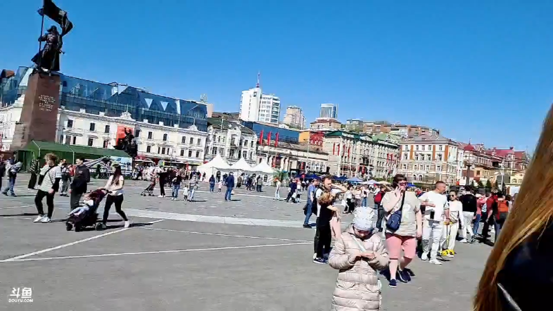 听说过隆胸，第一次听说隆唇。