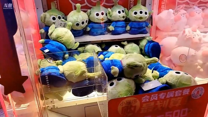 小王哥和美女玩娃娃机，有人垫刀就是容易