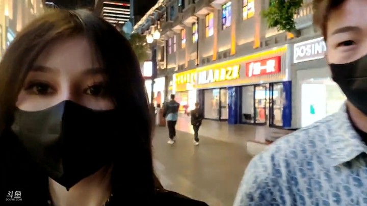 小王哥和美女在武汉逛街，美女很漂亮啊
