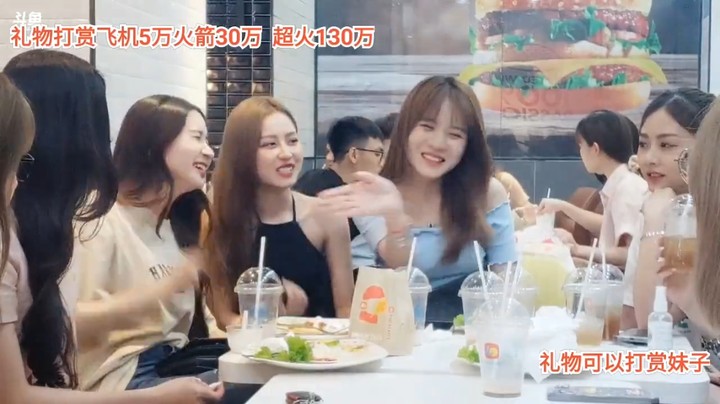 一群美女玩游戏好搞笑，大海和小心可爱多三傻有意思