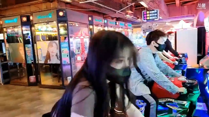 小王哥和美女一起玩电竞虚拟摩托，小王哥认真了啊