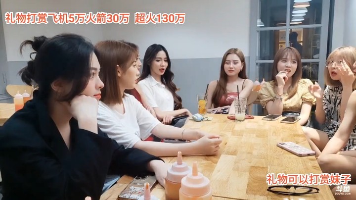 一群美女坐着玩游戏，小心大海和可爱多三傻聊的来