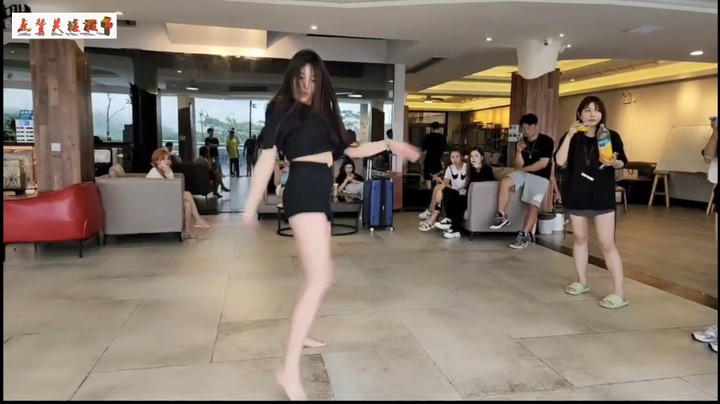 体验美女的专业舞蹈