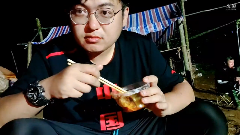 我在斗鱼看火力堂主直播户外