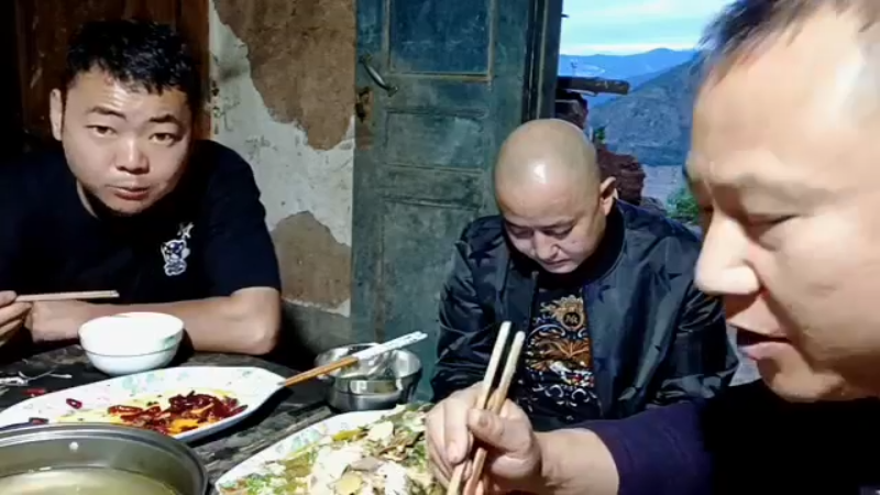【2022-05-14 19点场】黑哥户外：挖泥鳅做美食