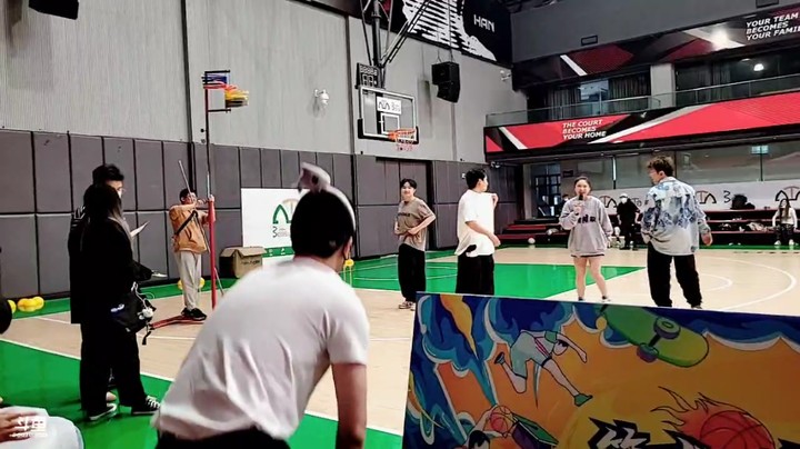 篮球风暴-四位男主播助跑摸高14_16_13