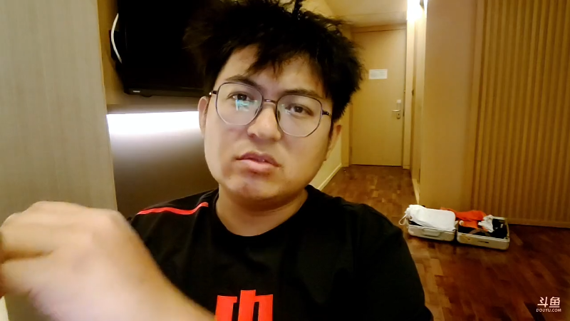 我在斗鱼看火力堂主直播户外