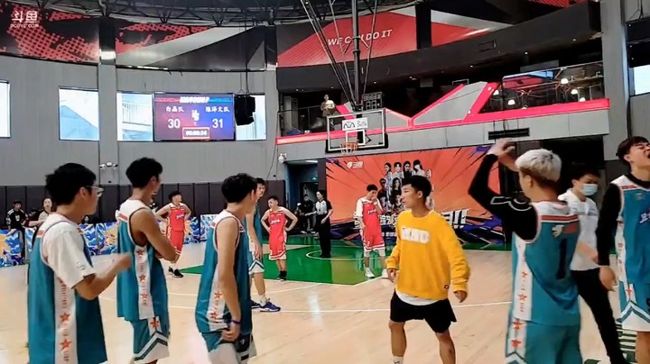 篮球风暴 小王哥直播比赛，大家实力相当啊