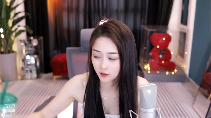 美女小姐姐给大家看红烧鱼，今天有口福了，看起来好吃啊