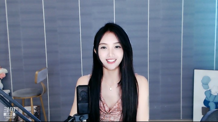 美女小姐姐笑起来真好看，衣服好休闲好美啊