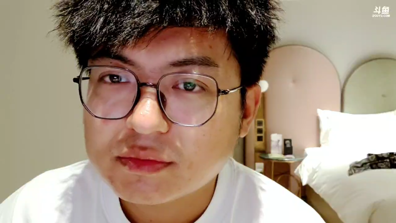 我在斗鱼看火力堂主直播户外