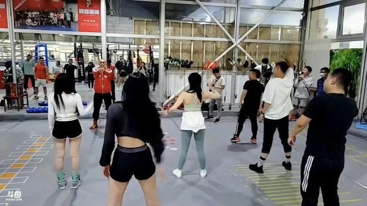 燃烧吧卡路里！小王哥看一群主播学健身，大家有兴趣可以进来学习