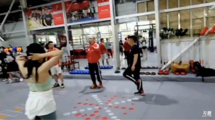 燃烧吧卡路里！小王哥说不敢打擂台，怕被别人KO啊