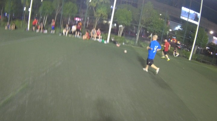 对方后卫看不过眼了