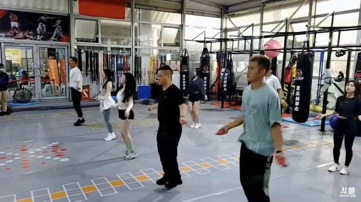 燃烧吧卡路里！美女主播学健身，大家说有真有假啊