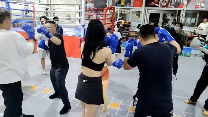 燃烧吧卡路里！一群主播学习拳击动作，美女很有兴趣啊