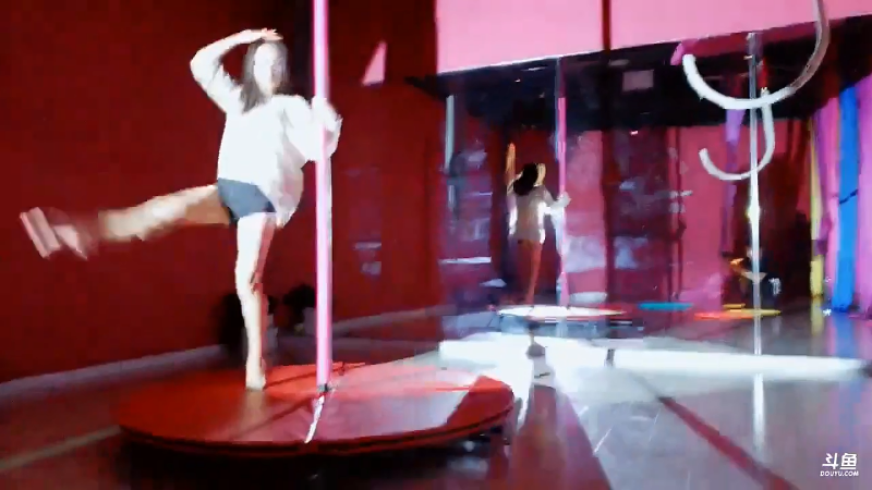 我在斗鱼看沫沫同学丶直播舞蹈