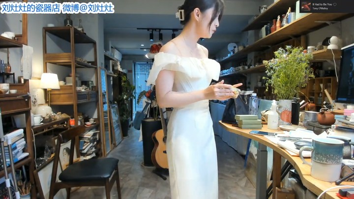 刘灶灶美女小姐姐在店里吃饭，这菜好精致啊