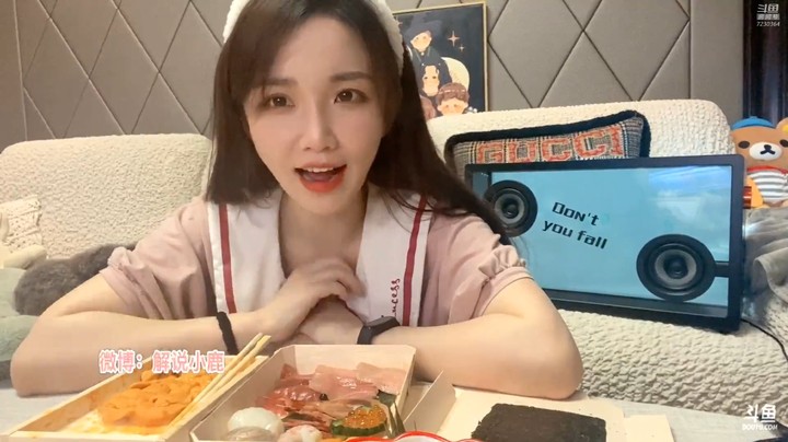 美女解说小鹿直播吃饭聊天好可爱啊