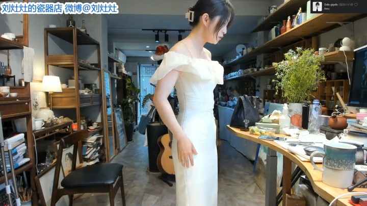 刘灶灶美女小姐姐今天的衣服好显身材，吃饭优雅
